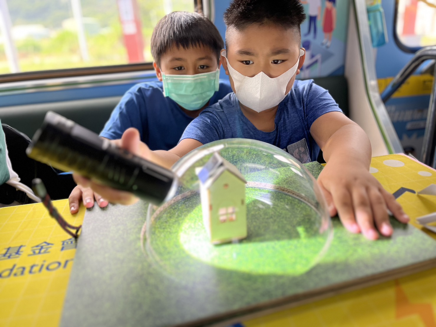 一竞技參與基礎科學主題車廂，以STEAM教學精神，設計「逐日科學家」、「太陽能工程師」以及「淨零建築師」三大能源科普課程和實驗